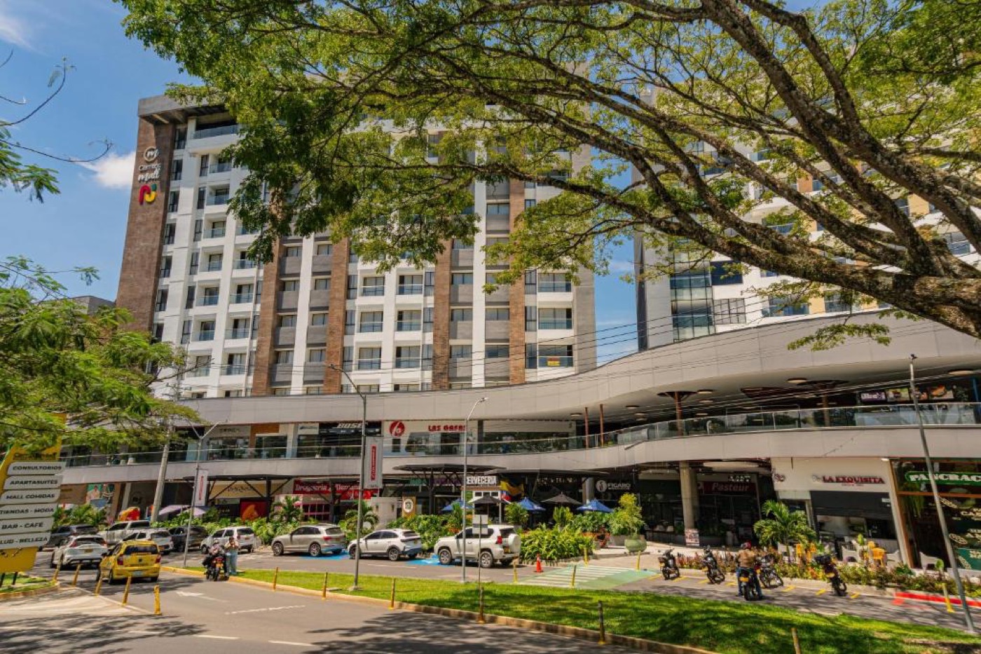 Dr. Julia Molina dental clinic Pereira Colombia Cerritos Mall